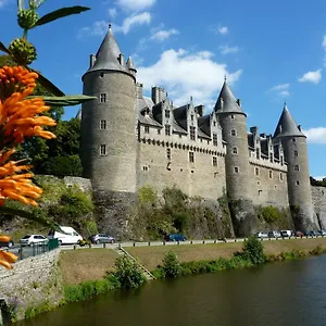 Church View . Holiday home Josselin
